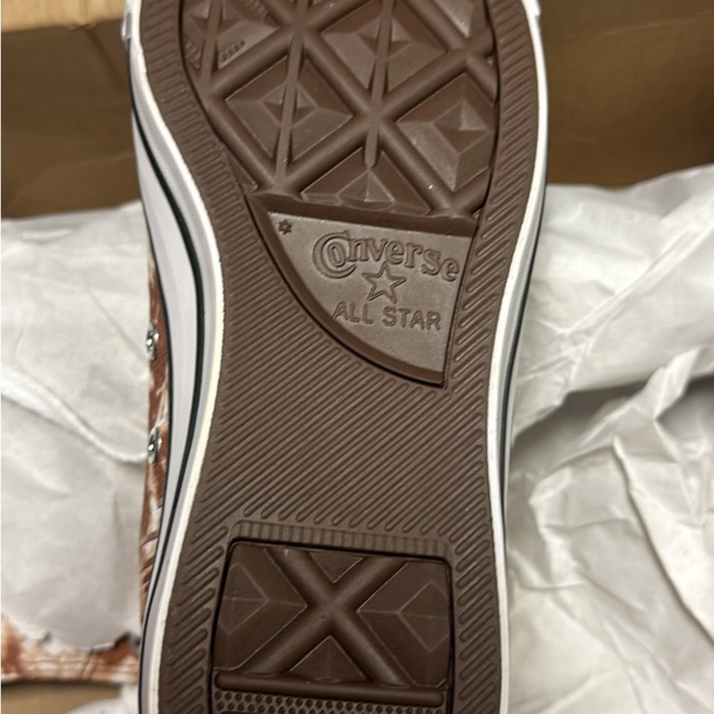 Never worn Chuck Taylor All Star Dip Dye Color: Warm Tan/White
Size: Women's 6